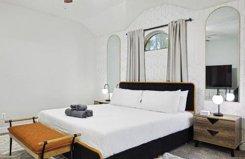 Modern Comforts & Classic Charm w Pool 5BD - Foto 19