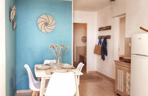 Appartement T2bis Sartène 60m2 avec jolie terrasse de 25m2 et vue panoramique mer et montagne sur le Golfe du Valinco - Quartier calme à 10mn à pied du centre ville - Idéal pour 4 personnes et possibilité de 6 couchages - Place de parking réservée - Foto 8