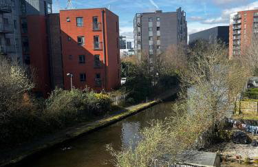 Serene 2-Bed Flat with Canal Views - Coop Live & Ethiad - Foto 24