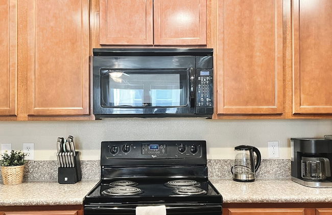 Relaxing 2-br Apt With Pool Hot Tub Gym - Photo 7