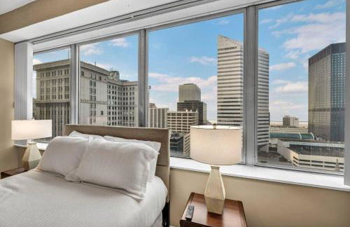 Luxury High-Rise w/ City View | Paid Parking | Gym - Photo 32