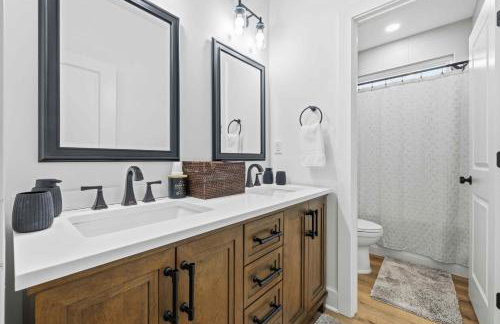 Near Indy Attractions • Deck • Patio • Fenced Yard - Photo 31