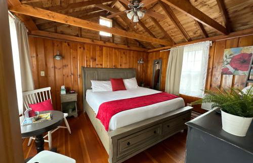 Cottage 10 - King Bed Child Loft w Twin Private Bath Kitchenette Pets Allowed Fee applies - Photo 9