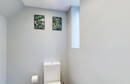 Stunning Family Home with Comfortable Surroundings by Our Home Short Stays ideally situated within Greater Manchester - Photo 20