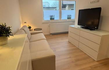 Zentrale Wohnung mit eigenem Eingang und Stellplatz - Foto 1