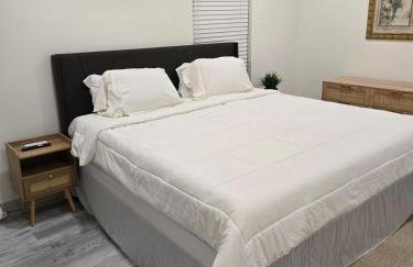 Modern B&W Coastal Retreat 2BR 2BA and Laundry - Foto 16