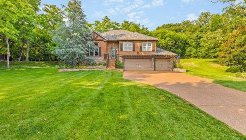 Updated and Spacious Home with Huge Yard Office and Decks - Foto 3