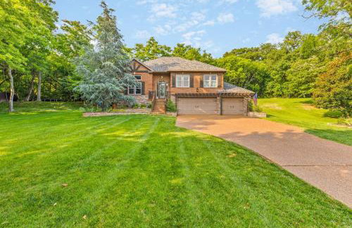 Updated and Spacious Home with Huge Yard Office and Decks - Foto 3