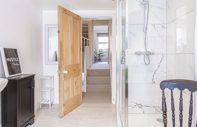 Stunning Townhouse with Large Garden - Photo 42