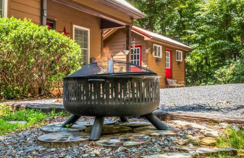 Peaceful Lake Lure Cabin, Hot Tub, Huge Screened Porch, Private Beach - Foto 11