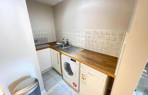 City Centre 2BR Apartment, Free Parking! - Foto 17