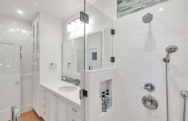 Gorgeous Renovated 1937 Plantation Style Beach House 50 Steps To The Center Of The Beach 5 Bedroom Home by RedAwning - Foto 38