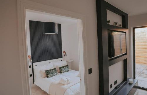 Stylish Ground Floor Apartment - Photo 7