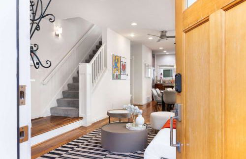 Rare 3BR Modern Urban Escape Private Garage - Foto 7