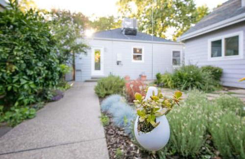 Oasis East Sac Charming Home with Saltwater Pool and Casita - Foto 26