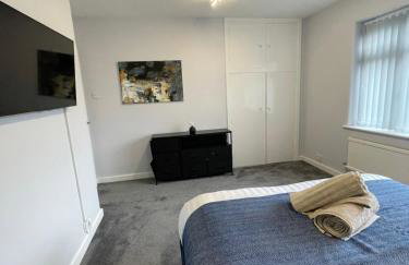Bright Haven 6 Mins to Airport with Driveway & Garden Sleeps 7 - Foto 17