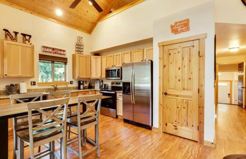 Hot Tub and Game Room Ronald Retreat 2 Mi to Lake! - Foto 10