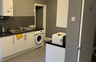 Affordable Luxury 2 Stunning apartment Sunderland close to City centre hospital Crown Works Studio and Nissan - Foto 9