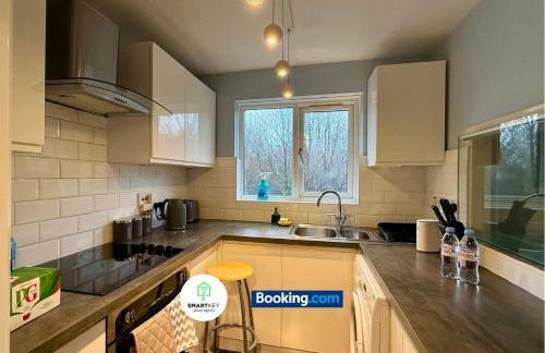 2 Bedroom Ap Close to Woking town with Free Parking - Photo 8