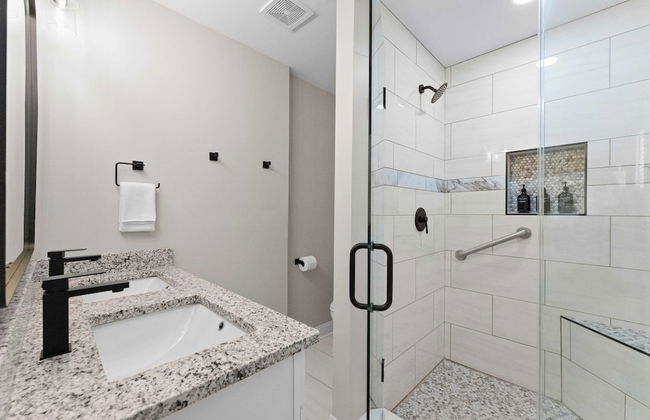 Fireside Fun by Avantstay Sleeps 18 Waterfront + Pool - Foto 22