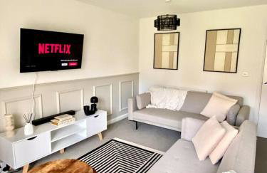 Newcastle Spacious 3-bedroom Semi-detached House with Parking, Sleeps 8, by URBAN PINNACLE STAYS - Foto 1