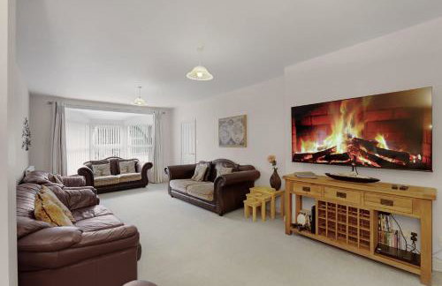 Seven Space - 7 Bedroom Home with Large Garden & Hot Tub - Foto 6