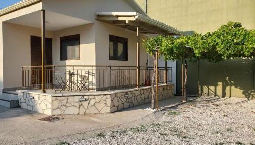 Backyard Apartment - Photo 3