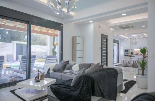 Villa in Messonghi with Pool and Sea Nearby - Foto 2