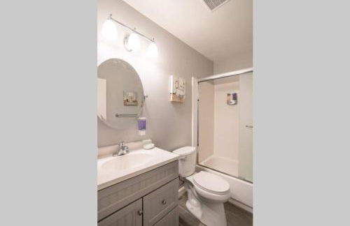 Luxury stay near Oakridge Mall for vacation/work - Foto 34