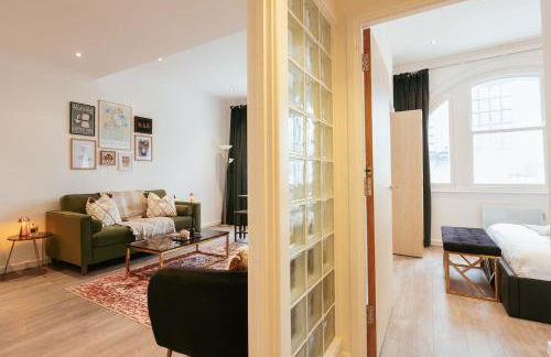 Central & Chic Flat-Sleeps 4-By FabAccommodation - Foto 15