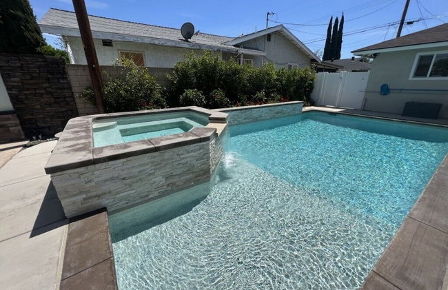 Beautiful Remodel 3 Bedroom 2 Bathroom Home With Pool & Jacuzzi - Foto 45