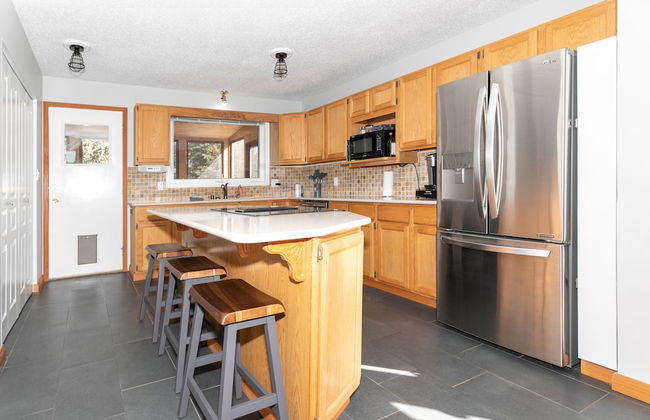 Dream 4-Br 4-Ba Chalet | Private Hot Tub | 2 min to Jasper National Park Gates - Photo 9