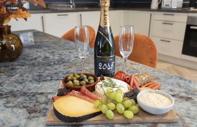 Elliot Oliver - Luxury 3 Bedroom Town Centre Apartment With Parking - Photo 20