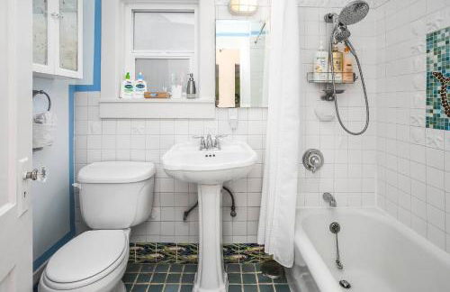 Greenlake Craftsman - Hot Tub, AC, Dog Friendly - Photo 11