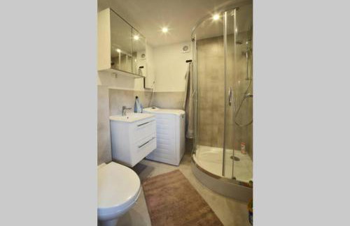 Drewniany domek nad jeziorem w Sitnie - Foto 6