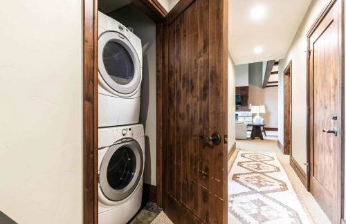 One Village Place 502 by East West Hospitality - Foto 26