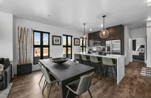 4-Season Modern Mountain Penthouse with Private Hot Tub & Scenic Views - Foto 17