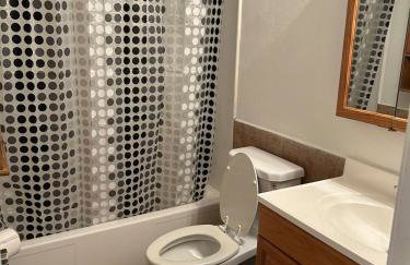 Great Edmond home, near OKC with 3 beds, Wi-fi, cold AC, and central heat, fully fenced backyard - Foto 24