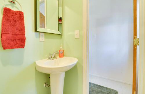 Mountain Retreat with Loft, Fire Pit, and Grill - Foto 16