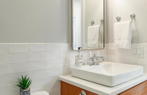 Windy City Getaway - 3BR 2BA Chicago Townhouse home - Photo 52