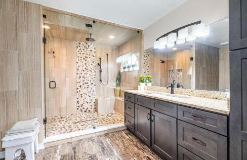 Elegant 4BR Pool Sanctuary - Ideal for Work or Play! - Foto 28