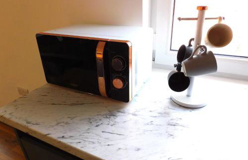 Newly refurbished 2 bedroom apartment close to station and local amenities - Foto 6