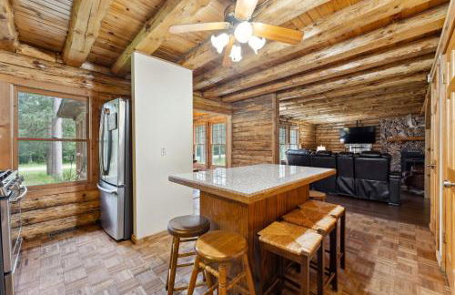 8BR 5BA Huge Dog Friendly Log Cabin near Wisconsin Dells and Lake sleeps 25plus - Foto 15