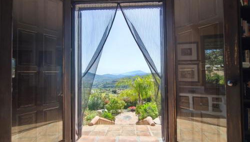 Künstlerhaus Finca Madreselva mit atemberaubenden Weitblick mit Infinitypool, kleinen Teichen und vielen Sitzplätzen in Tolox Malaga im Nationalpark Sierra de las Nieves, ideal für Entspannung, aber auch zum Wandern - Foto 3