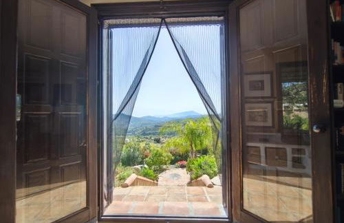 Künstlerhaus Finca Madreselva mit atemberaubenden Weitblick mit Infinitypool, kleinen Teichen und vielen Sitzplätzen in Tolox Malaga im Nationalpark Sierra de las Nieves, ideal für Entspannung, aber auch zum Wandern - Foto 3