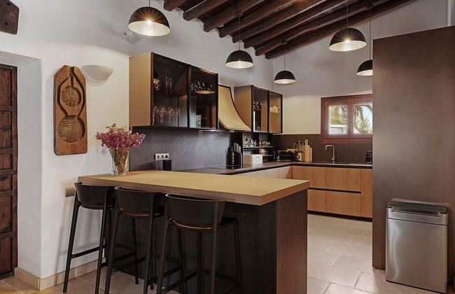 Traditional Villa With Garden - Photo 9