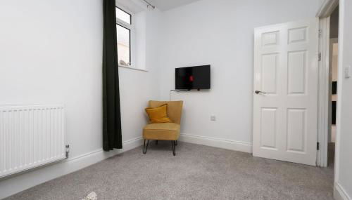 Modern 3 Bed - M4 ACCESS - Wi-Fi - Photo 2