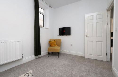 Modern 3 Bed - M4 ACCESS - Wi-Fi - Photo 2