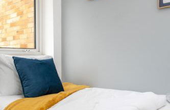 Beautiful Orpington Home w Pool Table and Driveway - Photo 59