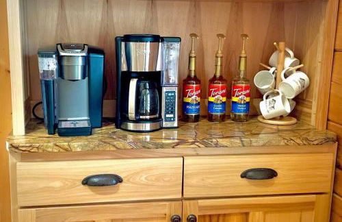 Fully Stocked Cabin Retreat w/ Game Room & Pond! - Foto 53